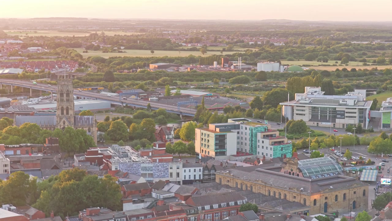 Doncaster Minster kohoaa A19 St George's Way -tien ja Doncaster Collegen vieressä The Hubissa, Chappell Drivella, Doncasterissa, South Yorkshiressä, Englannissa, Yhdistyneessä kuningaskunnassa, dronen nousu