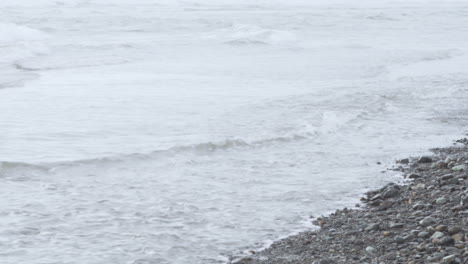 Tranquilas-Olas-Del-Mar-Bañando-La-Costa-Durante-El-Día-En-La-Playa-De-Olón,-Ecuador