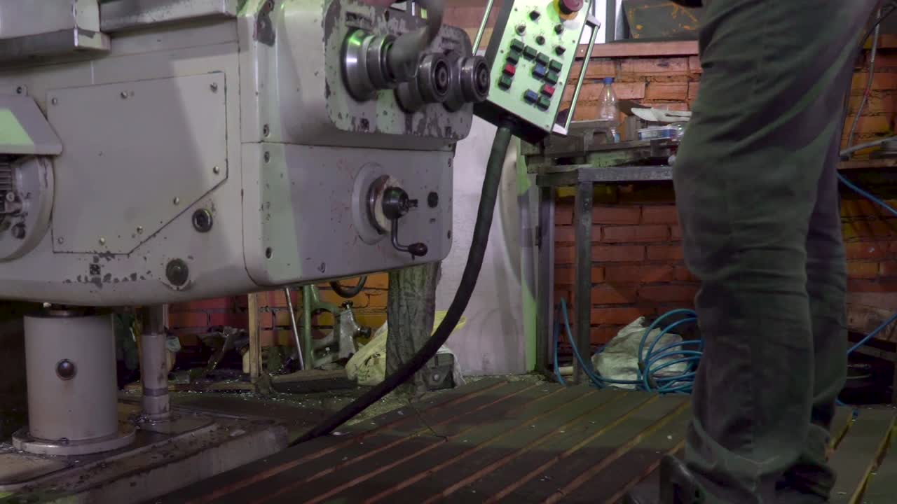 기계 공장에서 굴착기를 운용하는 노동자