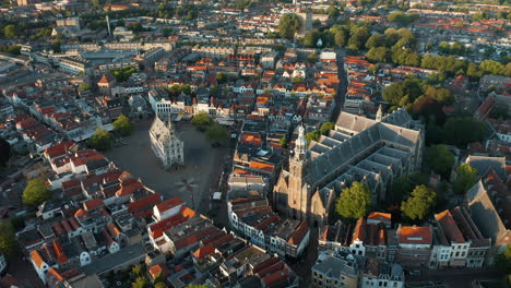 Vista-Aérea-De-La-Iglesia-De-San-Juan-Adyacente-Al-Ayuntamiento-Del-Siglo-XV-De-Gouda-Y-La-Ciudad-De-Gouda-En-Países-Bajos