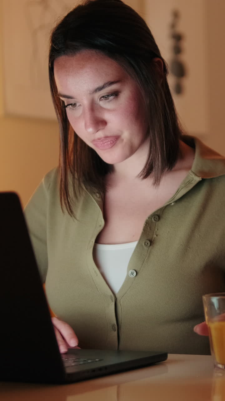 mujer trabajando desde casa en la computadora portátil