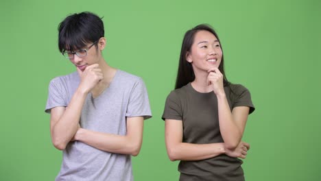 젊은 아시아 커플이 함께 생각하고 있습니다.
