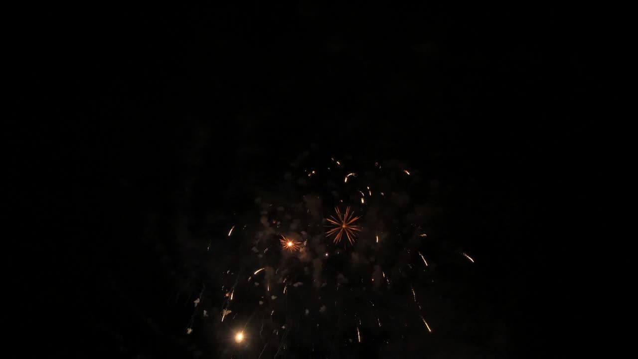 espectáculo de fuegos artificiales rojos, azules y blancos en cámara lenta