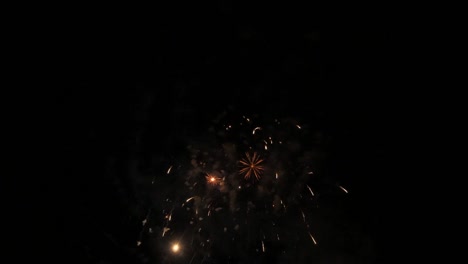 espectáculo de fuegos artificiales rojos, azules y blancos en cámara lenta