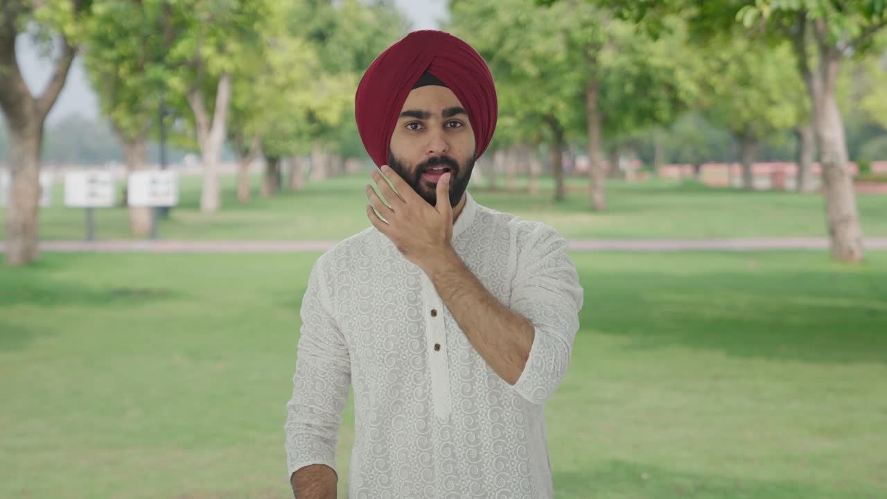 Uomo indiano Sikh felice che si prepara per uscire al parco