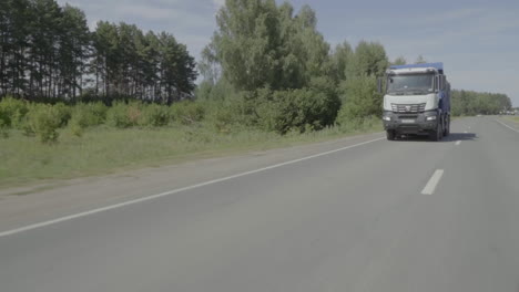 camión en la autopista