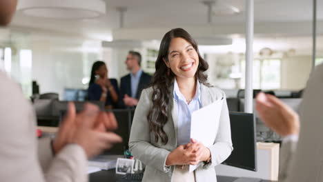 aplauso, apoyo y mujer de negocios con gracias