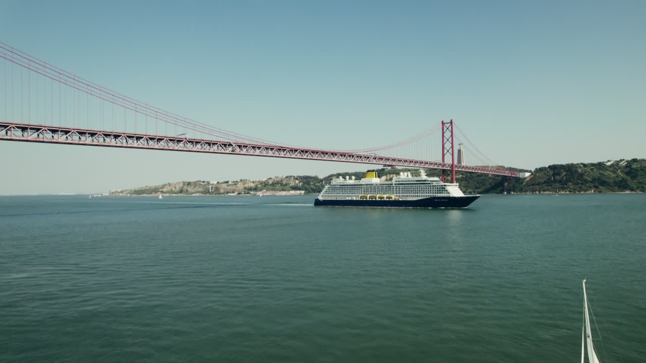 crucero bajo el puente 25 de abril en lisboa