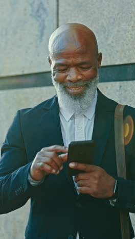 Glücklich,-Geschäftsmann-Und-Telefon-Lesend