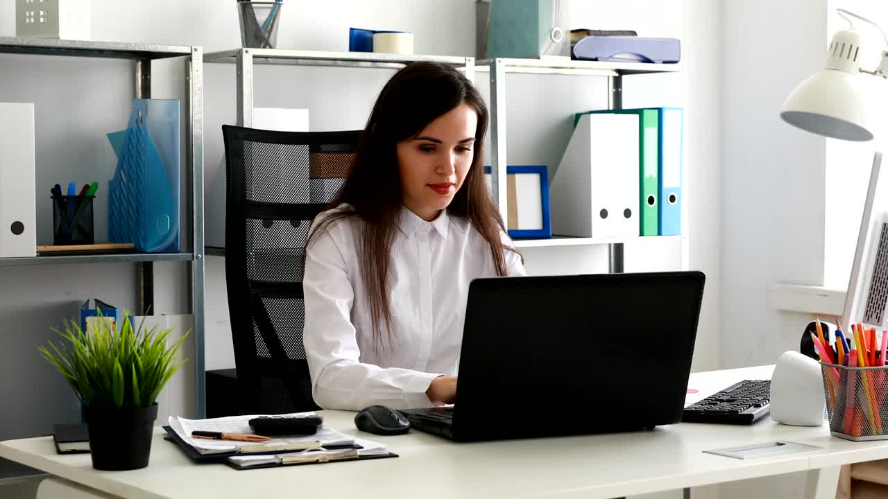 mujer de negocios trabajando en una computadora portátil en una oficina moderna