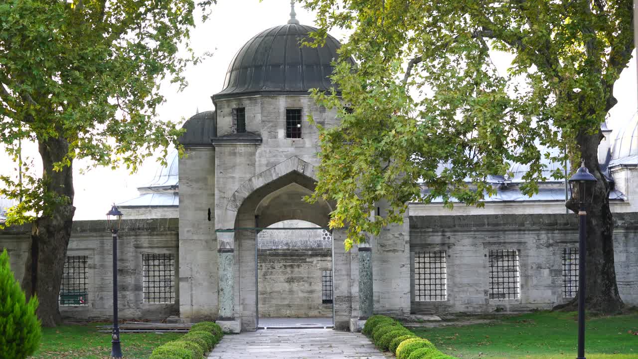 모스크의 안, 모스크의 문