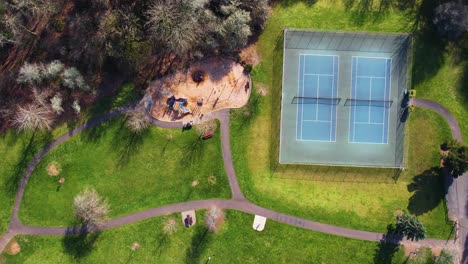 Un-Dron-Aéreo-De-4k-Disparó-Lentamente-Flotando-Sobre-Portland,-Parque-Local-De-Oregon