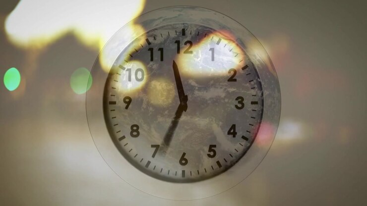 Bagliore che attraversa l'inquadratura, lancette di un orologio analogico che si muovono in senso orario, bokeh che si sposta, mostrando l'ora.