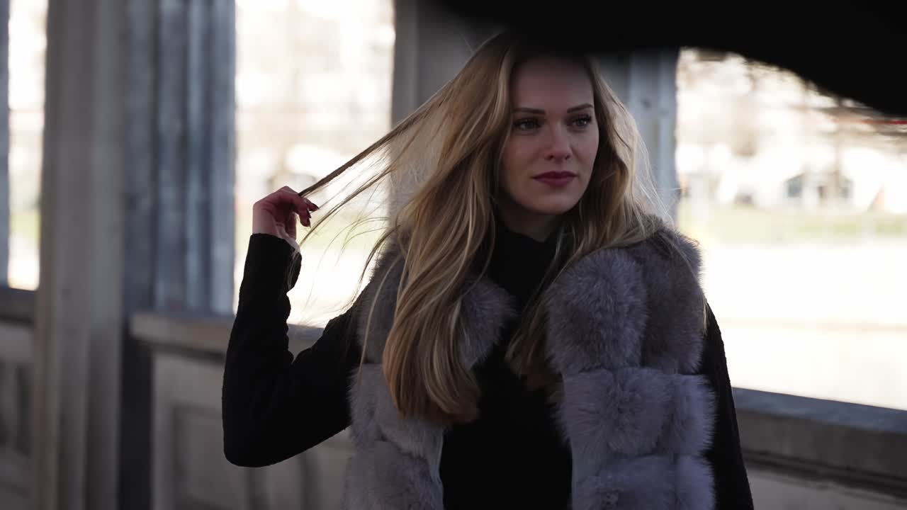 야외에서 거리 사진사를 위해 포즈를 취하는 젊은 독일 모델 소녀의 초상화