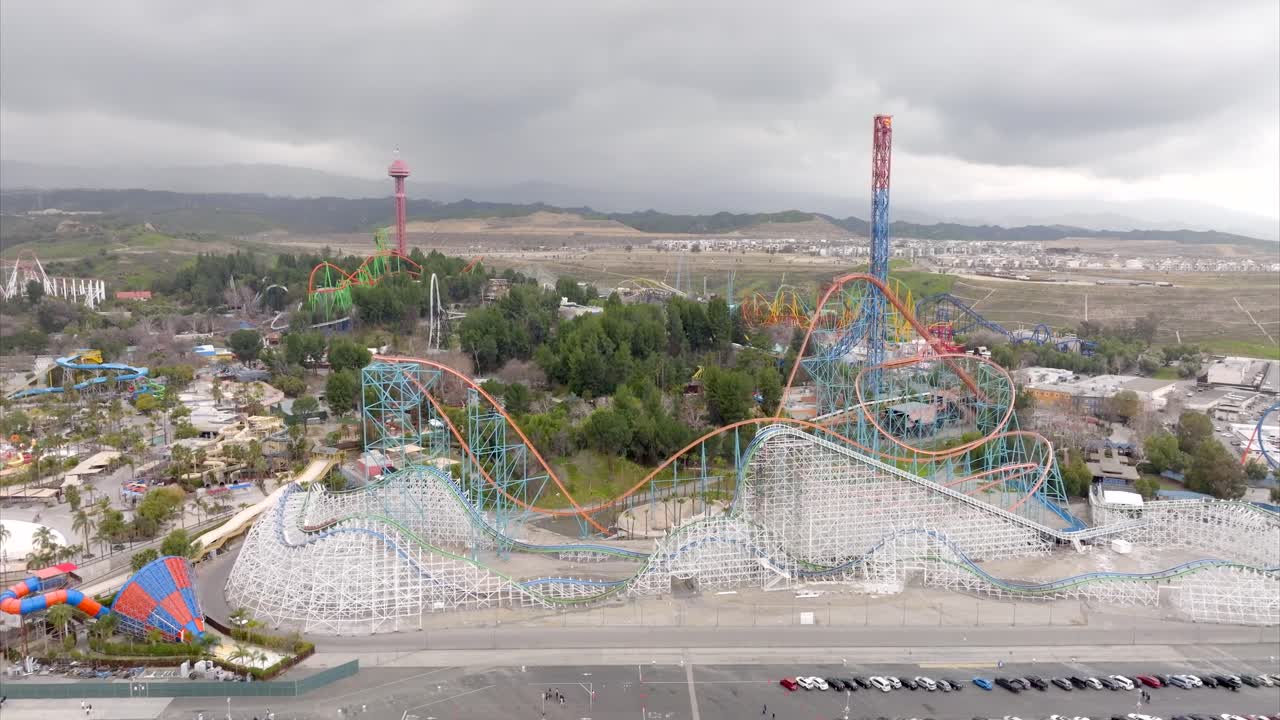 парк развлечений six flags magic mountain в валенсии, калифорния, аттракционы "американские горки", воздушный откат в пасмурный день
