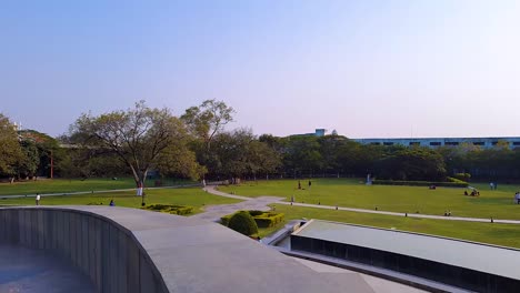 jardín al aire libre con mucha vegetación durante el día el video se toma en el parque buda patna bihar india el 15 de abril de 2022