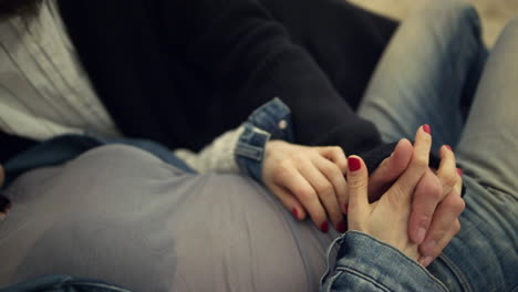 dos personas relajándose en la playa. una pareja multiétnica relajándose de la mano al aire libre.