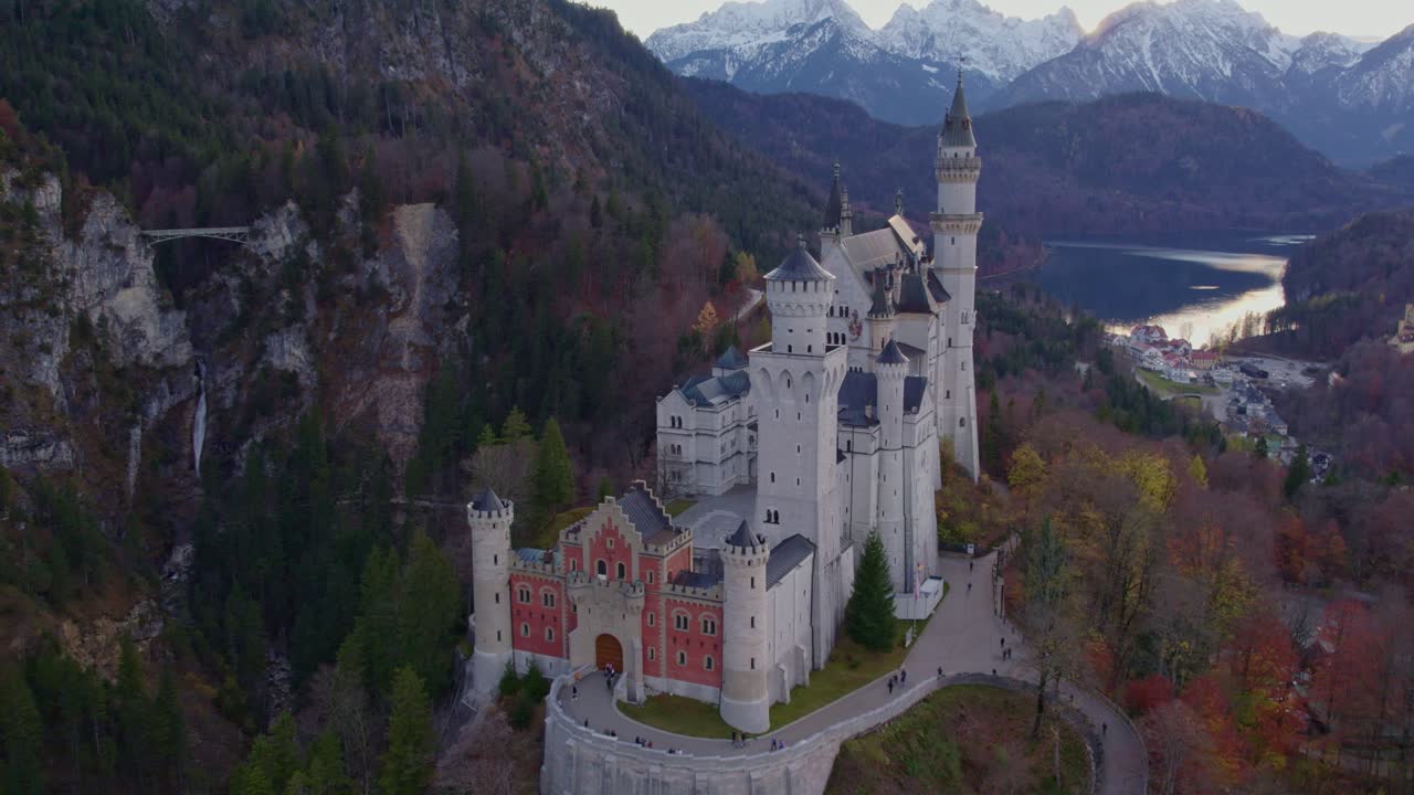 Tramonto suggestivo al Castello di Neuschwanstein con il fogliame autunnale, Schwangau