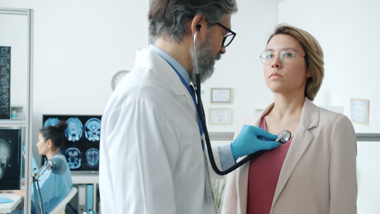 medico che esamina un paziente con uno stetoscopio