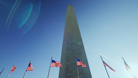 monumento a washington y banderas estadounidenses llamarada solar