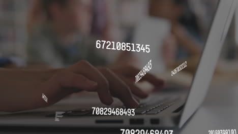 animación de números cambiantes, letras, manos recortadas de una mujer caucásica trabajando en una computadora portátil