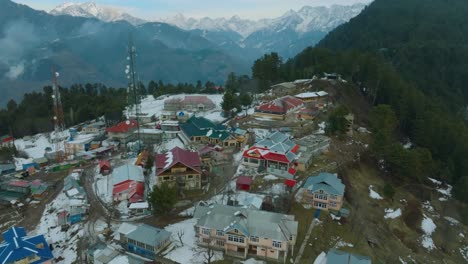 paisaje urbano del valle de shogran situado en la ladera de una montaña en pakistán