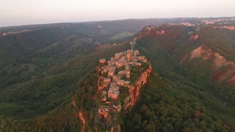 Una-Vista-Aérea-Muestra-Civita-Di-Bagnoregio-Italia-Al-Atardecer-1