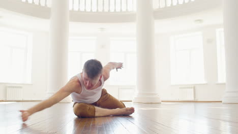 joven enfocado en ropa informal interpretando una danza contemporánea en el estudio 3 1