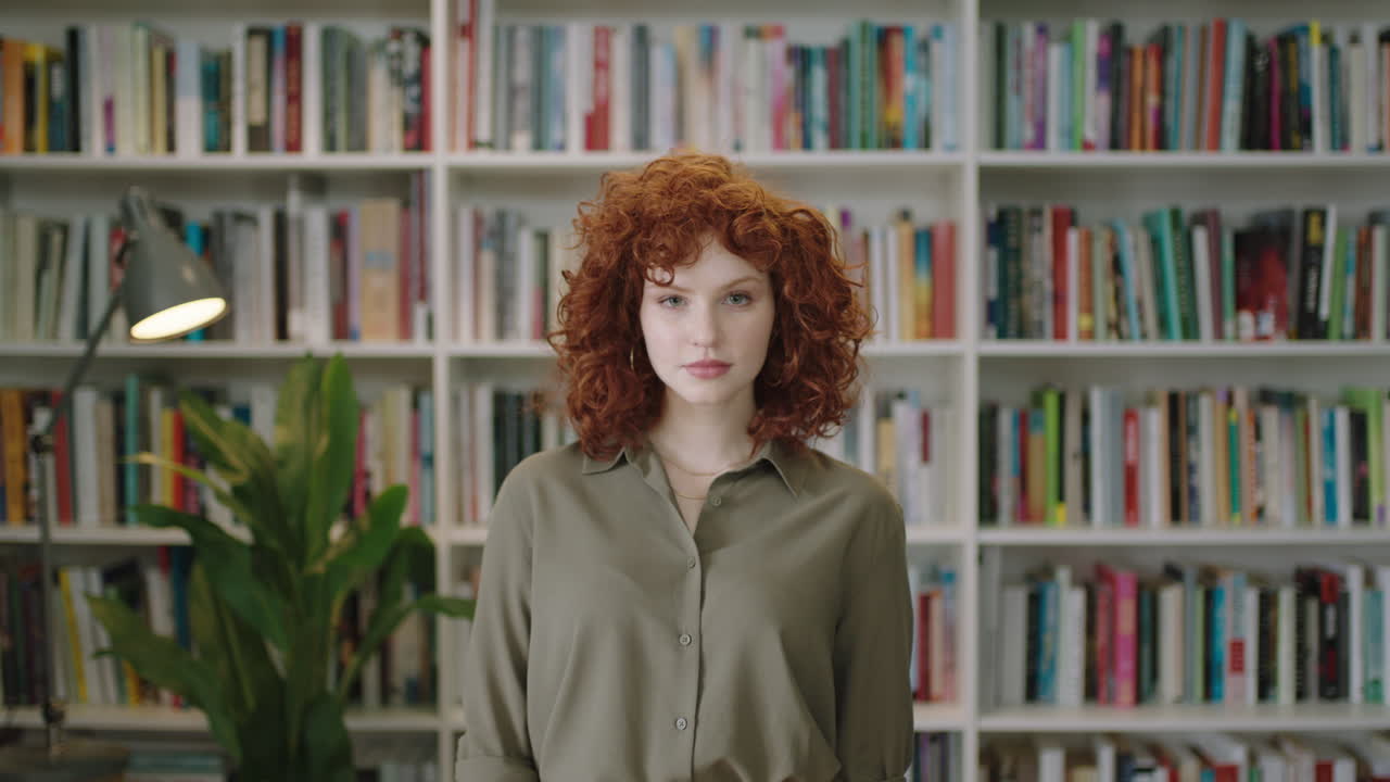 도서관 에 서 있는 귀여운 젊은 도서관 관리자 여자 의 초상화