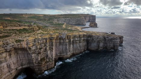 Luftaufnahme-Der-Dwejra-Bucht-Auf-Gozo,-Mit-Einem-Pilzfelsen-In-Der-Ferne