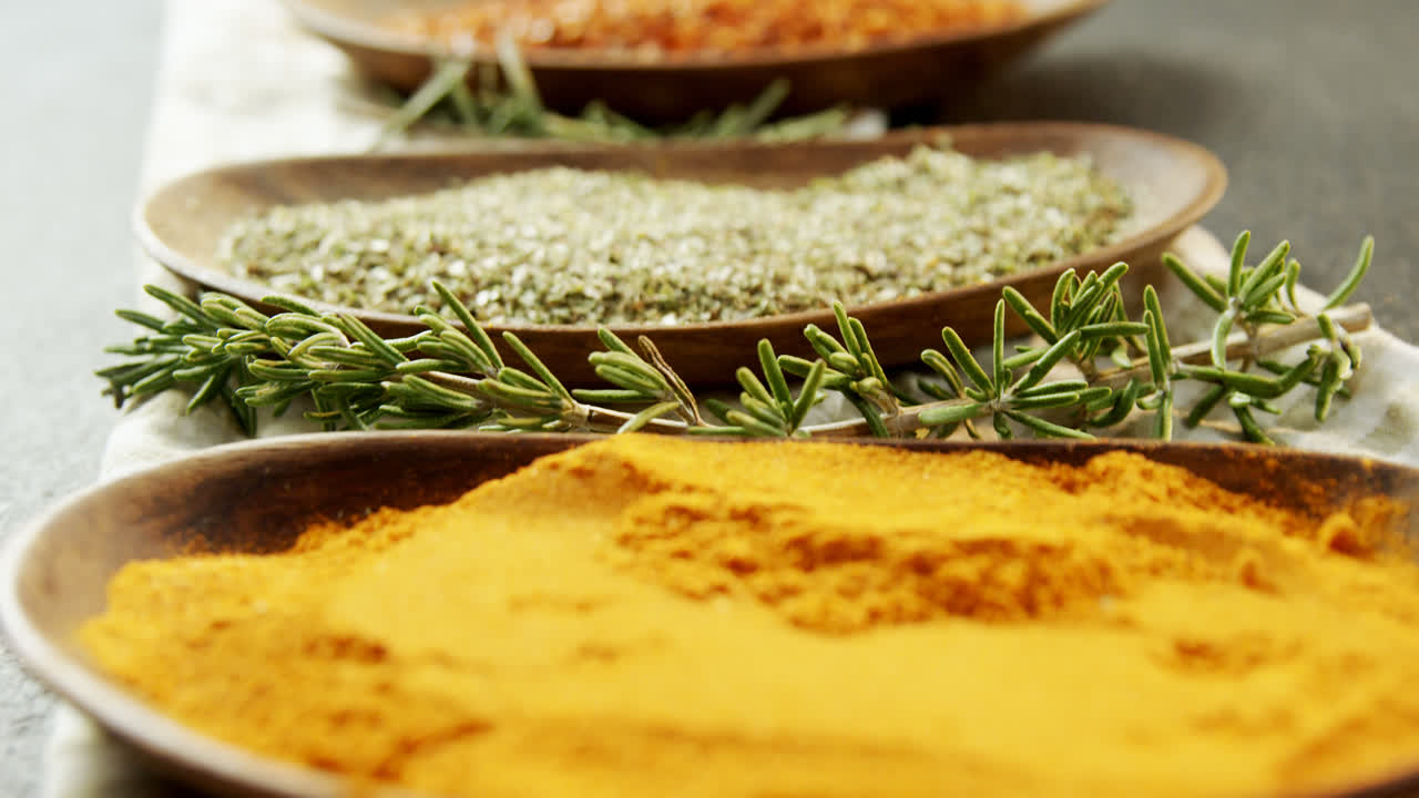 varias especias con hierbas en una bandeja 4k