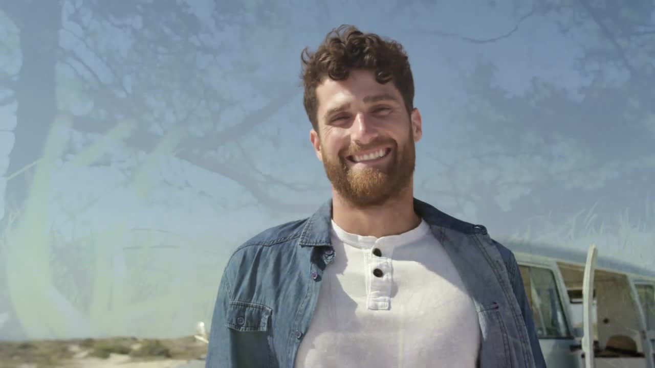 animación de los árboles sobre el hombre caucásico sonriendo