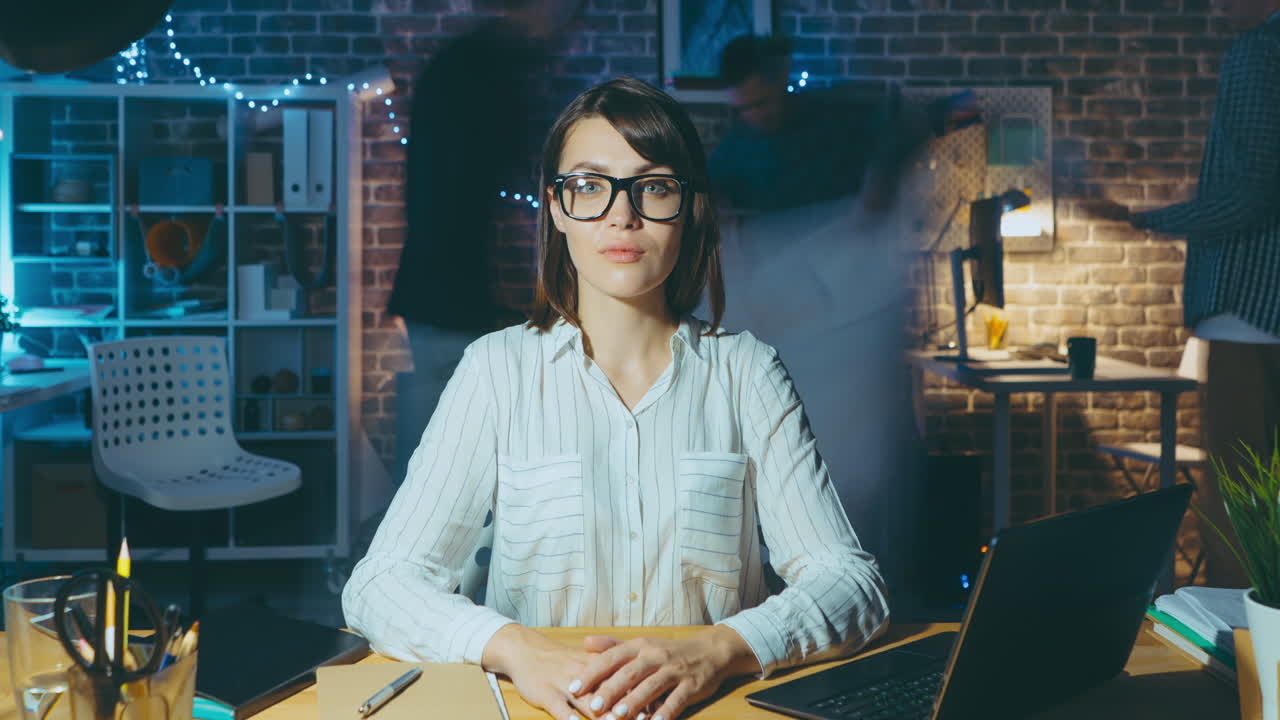 mujer trabajando hasta tarde en la oficina