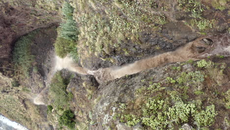 Topdown-Eines-Reißenden-Baches,-Der-Auf-Einem-Steilen-Berg-Fließt