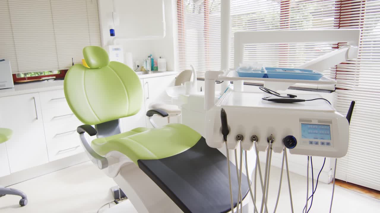 interior vacío de la clínica dental con silla dental verde y herramientas