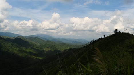 Las-Nubes-Que-Se-Mueven-Y-Arrojan-Sombras-Sobre-Las-Montañas-Es-Un-Lapso-De-Tiempo-Tomado-De-Una-De-Las-Cordilleras-Más-Altas-Del-Parque-Nacional-Mae-Wong,-Al-Norte-De-Tailandia