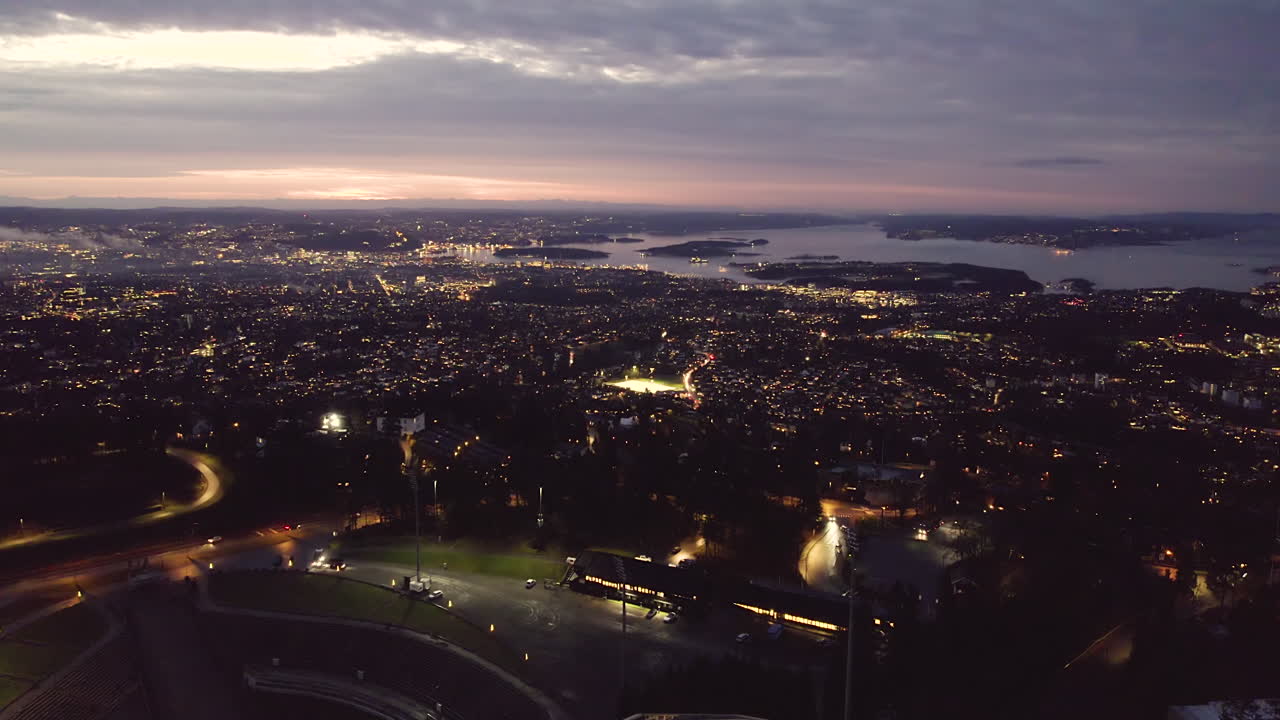 城市全景, 遠處的奧斯陸峡谷內部