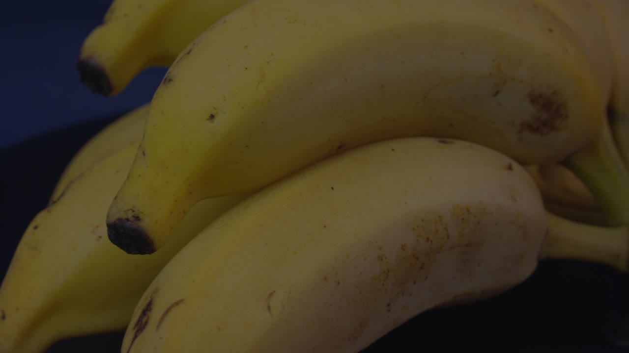 디스플레이에서 천천히 회전하는 바나나 묶음의 클로즈업 샷