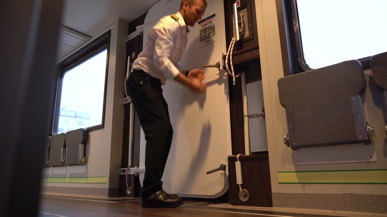 구명정 소집소에서 선장 개방 문 - 전경에 나무 모서리가 있는 낮은 각도 고정