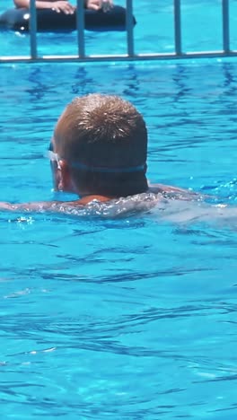 hombre caminando en la piscina en un día soleado