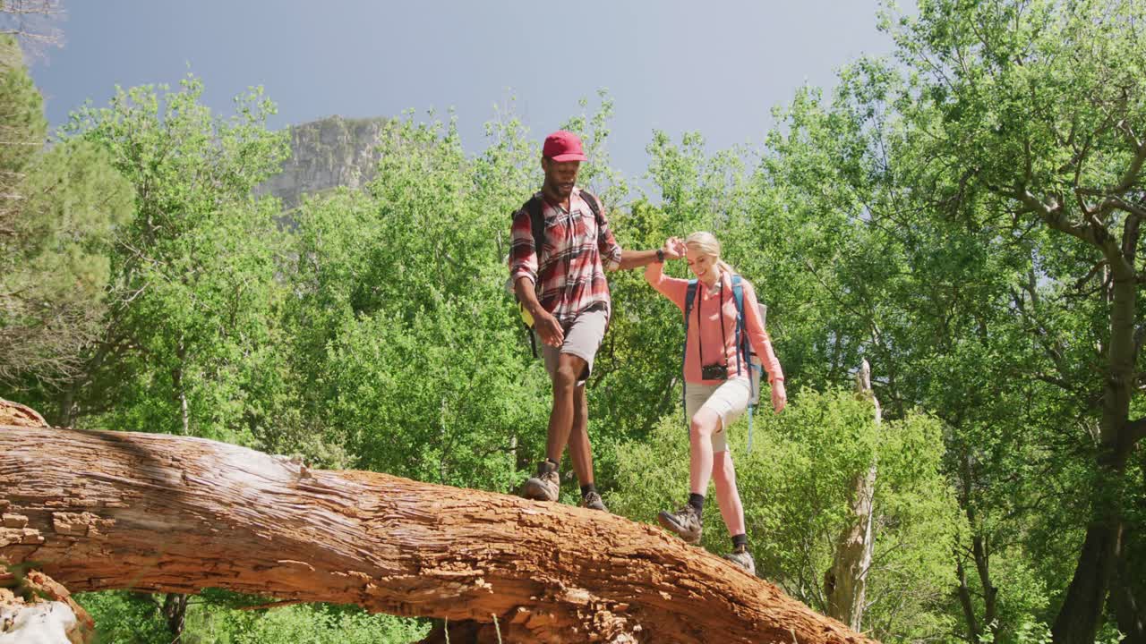 pareja feliz caminando con mochilas en el parque, cámara lenta