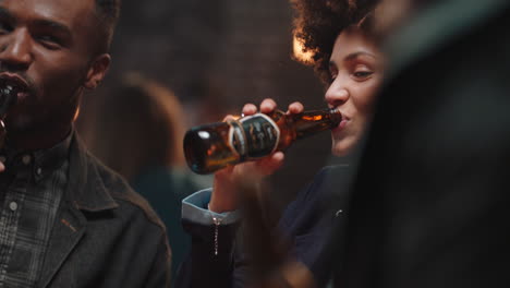 gelukkige vrienden vieren een reüniefeest in een restaurant drinken genieten van vriendschap vieren kletsen plezier hebben samen socialiseren