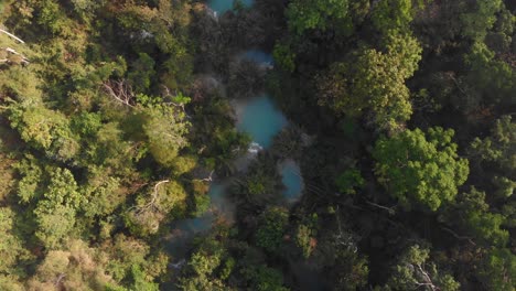 tomada desde arriba de las cataratas turísticas de kuang si cerca de luang prabang loas, aérea