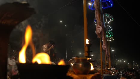 hombres realizando ceremonia ganga aarti en india