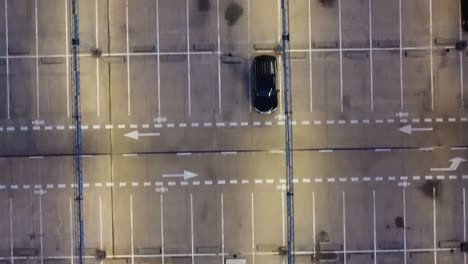piso superior casi vacío del estacionamiento de varios pisos en el centro de la ciudad de kaunas