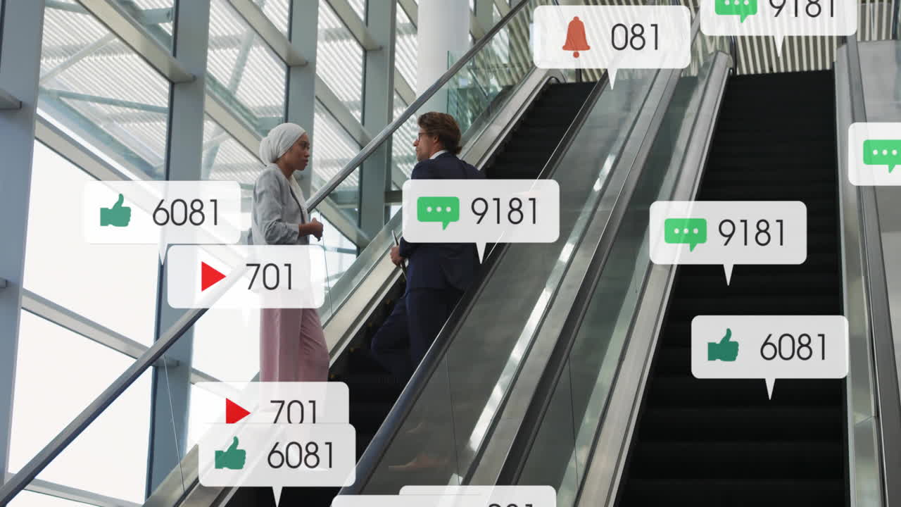 다양한 동료들이 사무실에서 일을 논의하는 숫자를 가진 소셜 미디어 아이콘의 애니메이션