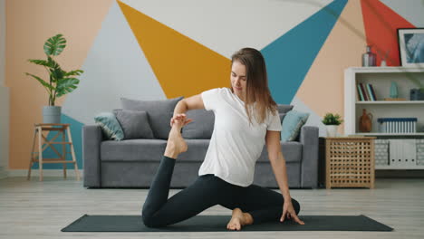 mujer practicando yoga en casa