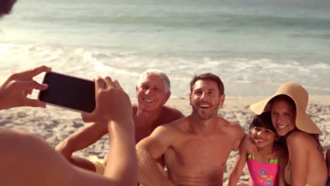 familia extensa feliz tomando una foto