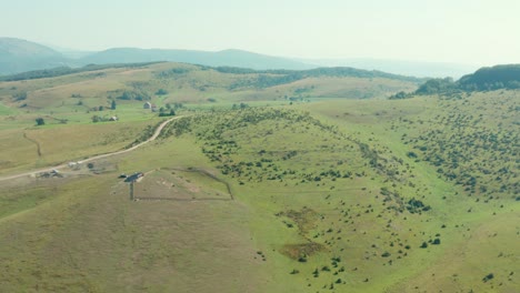 vista aérea de verdes colinas con cerca en la granja rural en verano