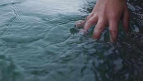 Cerrar-Las-Manos-Tocando-Agua-Refrescante-Corriente-Que-Fluye-Río-Fresco-Salpicando-El-Concepto-De-Sostenibilidad